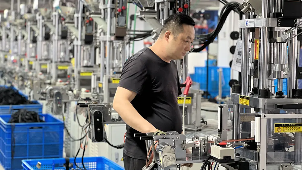 A gigante do zíper está reconfigurando o ecossistema industrial com tecnologia