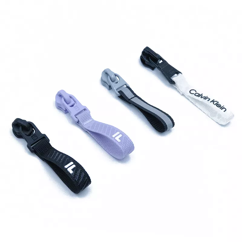 O que torna o extrator de fita loop um componente ergonômico essencial para a fabricação moderna de roupas e equipamentos?